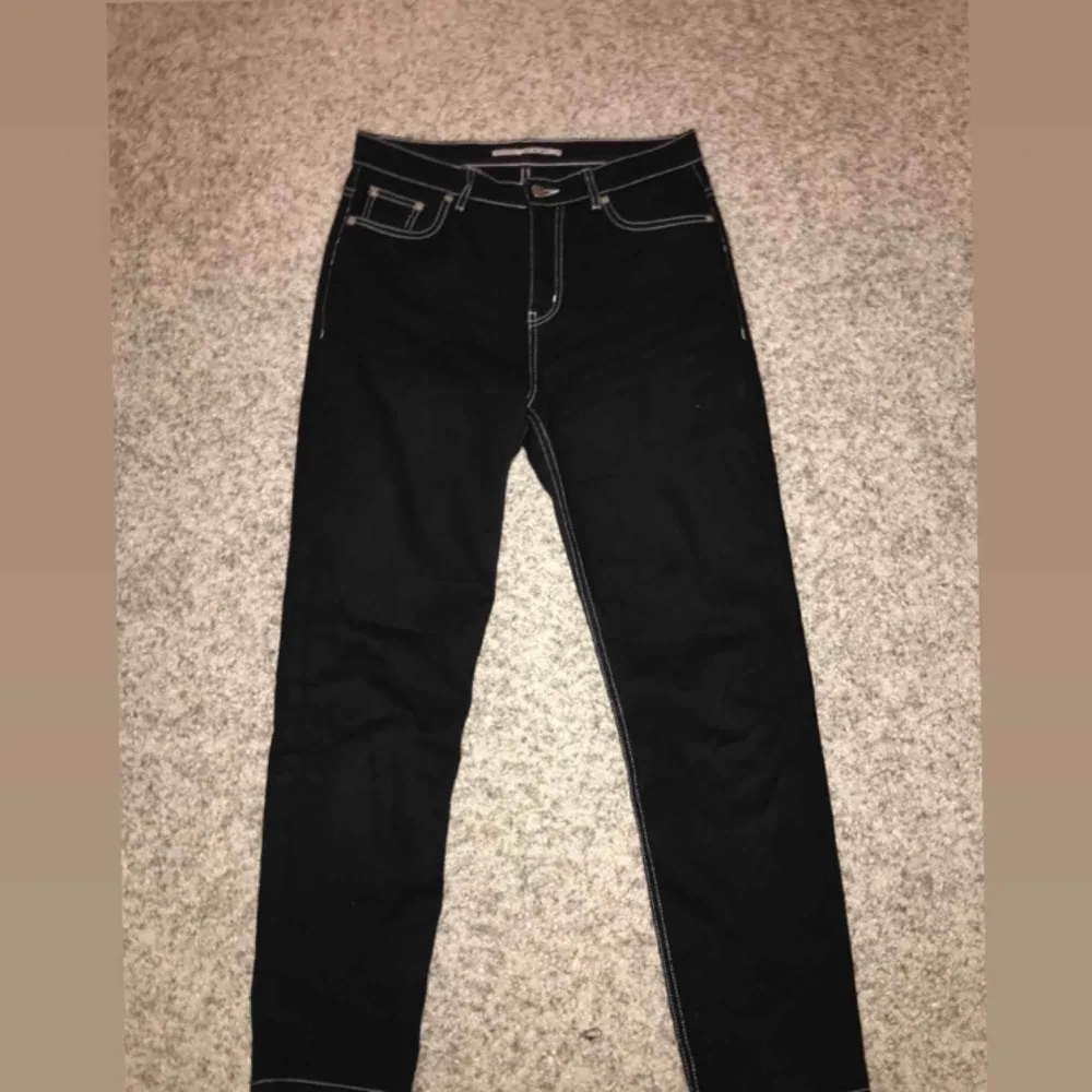 Svarta jeans med vita sömmar från Junkyard Superbra skick Storlek M men sitter mer som en S. Jeans & Byxor.