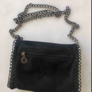 STELLA MCCARTNEY väska - Säljer en STELLA MCCARTNEY väska (inte äkta). I väldigt väldigt bra kvalité. Brickan på framsidan går att ta av ifall de önskas. Väskan är sparsamt använd och väldigt fin 💞💞 kan tänka mig att gå ner i pris!