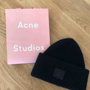  - Svart ribbad mössa från Acne, har en likadan i grått som används mer. Plus frakt på 10kr