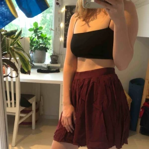  - Brandy Melville vinröd/burgandy kjol. Tunnt och mjukt tyg som faller fint, bra skick. Frakt ej inkluderat.