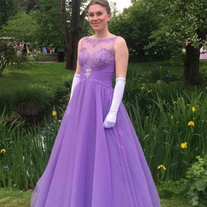  - Säljer min syrras balklänning som hon dansade i under balen 2017 Den är i storlek 38 (S) och uppsydd till henne som är 176 cm lång Nypris låg på 5000 kr men klänningen + underkjol säljs för 3000 kr Om du har några frågor eller är intresserad hör av dig!✨