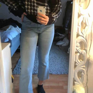  - Säljer ett par zara jeans i storleken 40. Knappt använda. Dom är lite kortare i modellen. Köparen står för frakten!