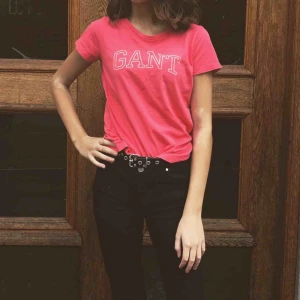  - Två små tvättfläckar inuti tröjan som inte syns 