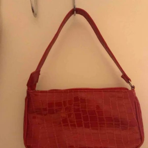  - Vackra krokodiltryck 2000’s väskor, perfekt med allting. Ingen märke men är i perfekt tillstånd! 150kr inkl. frakt  