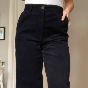  - Mörkblåa manchesterbyxor från Monki, supersnygga och hur sköna som helst! Säljer pga att jag aldrig använder dom🥰
