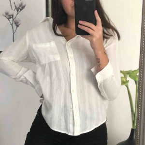  - Vit skjorta med fint mönster! Dm vid intresse 🥰