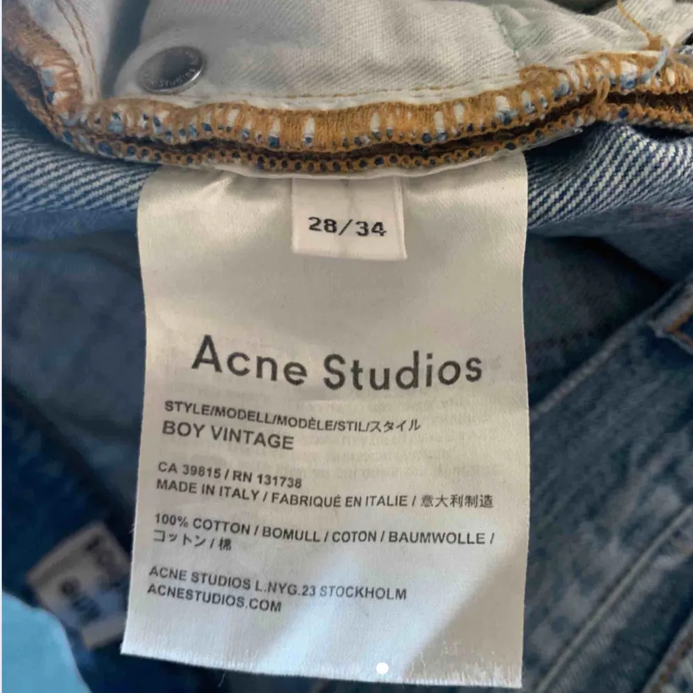 SUPERsnygga jeans från acne. Köpte här på plick men tyvärr passade de inte:(( jag betalar frakten, eller om du hellre vill mötas nån stans i stockholm!!!🥰🥺🥰 . Jeans & Byxor.