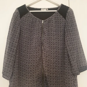  - Blus Dragkedja fram Grå svart vita färger Storlek 38 Trekvarts armar Begagnat skick. Köparen betalar frakt. Har swish