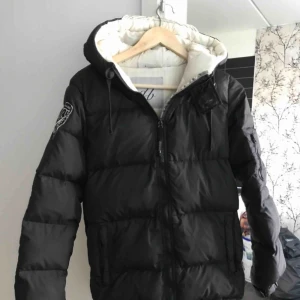  - Säljer nu min d.brand jacka!  Inga hål eller skador, som ny då den är sparsamt använd och använd fåtal gånger. Kan även byta