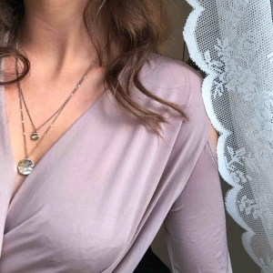  - Skitsnygg lila/rosa tröja festtröja!! Har perfekt urringning och sitter skitsnyggt i armarna. Är en body vilket gör att den sitter bra på. Du står för frakten. 