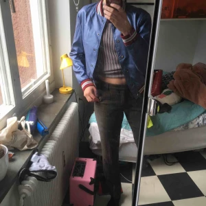  - Svinnball blålila college liknande jacka i imitations läder från forever 21! Är i storlek M men jag är S och tycker att  det funkar utmärkt😊😊