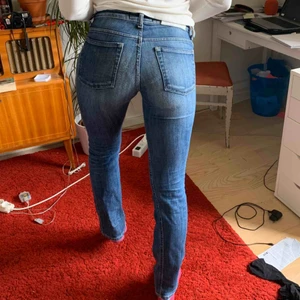  - Jeans från acne storlek 26, men skulle kanske passa 25 bättre, snyggt lösa kring smalbenen (bortvittring) 
