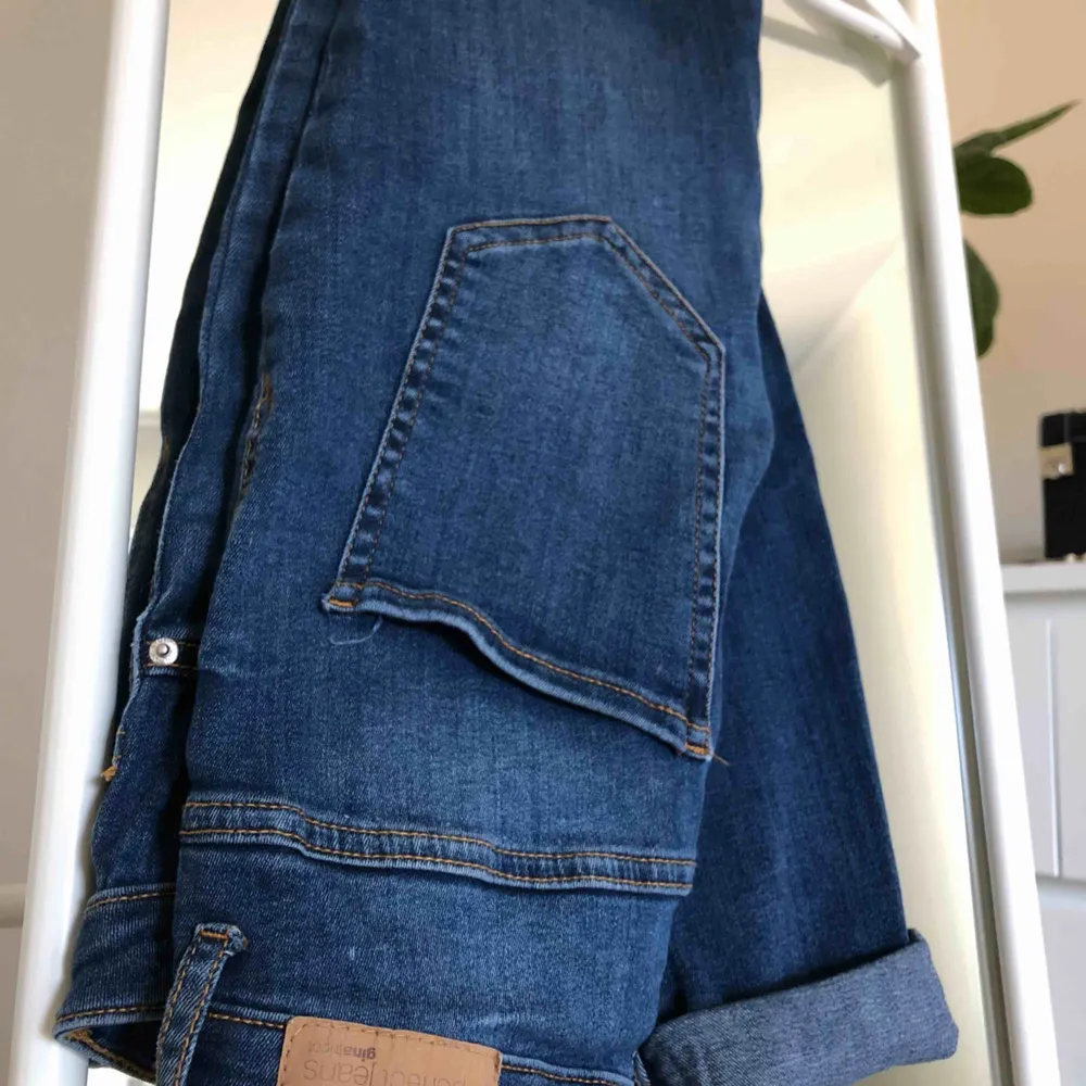 Blåa, tajta jeans från gina. Väldigt stretchiga så funkar även om man har storlek M. 😋. Jeans & Byxor.
