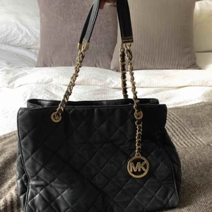  - Säljer min Michael Kors väska pga. Ej längre får användning för den.  Inköpt på Jackie i Stockholm för 4 år sedan.  Väskan är använd och lite slitage finns men väskan är i gott skick.   Nypris: 4700 kronor.   Höjd - 25 cm Längd - 35 cm