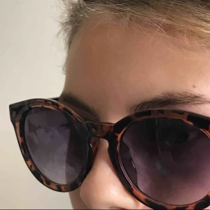  - Runda bikbok solglasögon