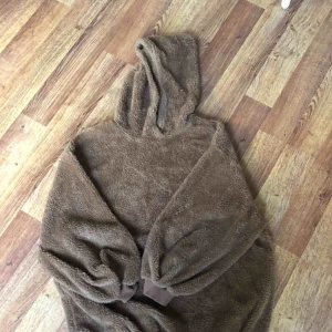  - Teddy hoodie från shein, strl l men väldigt stor Köparen står för frakten 45kr
