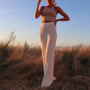  - Vita stickade byxor från ginatricot. Endast använda på denna bild. Frakt tillkommer :)