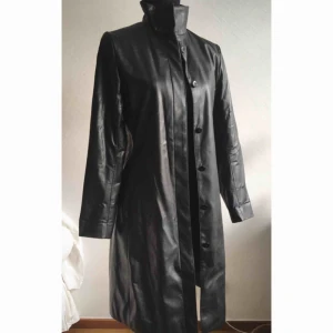  - Jättefin fuskskinnkappa i Matrix-style! Bra skick förutom några väldigt små flagor som bara syns väldigt nära håll. Står size 10 i den. Möts upp i Stockholm!