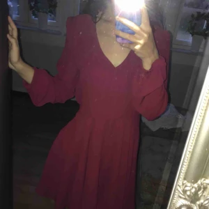  - Vinröd jättefin klänning som nästan aldrig är använd. Den är bar i ryggen och figursydd. Storleken är egentligen L, men den är väldigt liten i storleken, så den är högst en M. 
