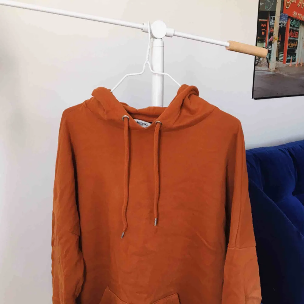 Orangebrun hoodie från Monki som är mer som M/L.  Kan mötas upp i Sthlm eller skickas mot frakt (130 inkl frakt!). Hoodies.