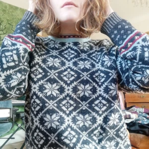  - En vintage ylletröja i felfritt skick! Sitter som oversize på mig som vanligtvis bär S och är 170.      Går att hämta upp på södermalm  Kan tänka mig frakta, men fraktpris tillkommer