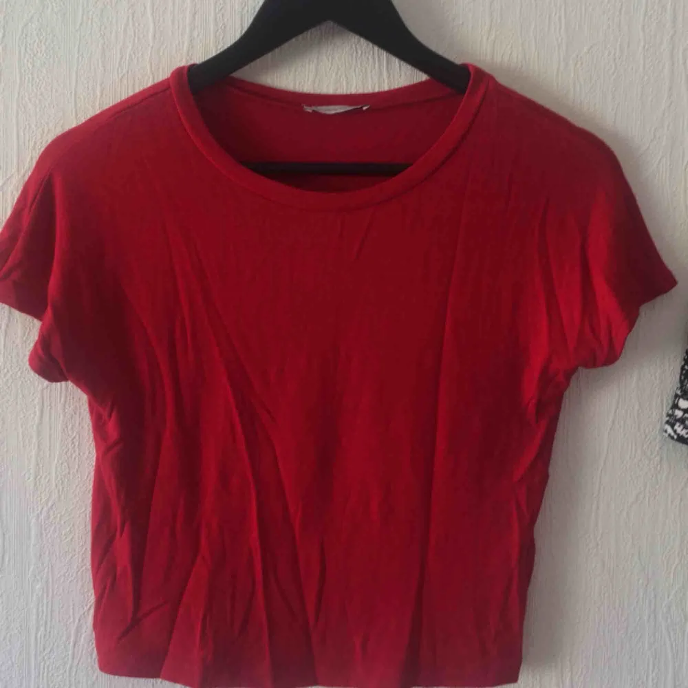 Lite kortare t-shirt från Zara i mjukt material. Fin röd färg och väldigt skön! . T-shirts.
