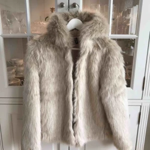  - Jättefin pälsimitation jacka från H&M i storlek 38! Aldrig använd!