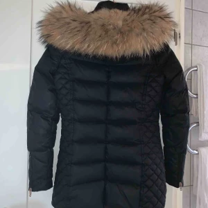  - Rock and Blue jacka.  Storlek 34.  Medium längd.  Använd under en vinter.  Inga skador och i bra skick. 