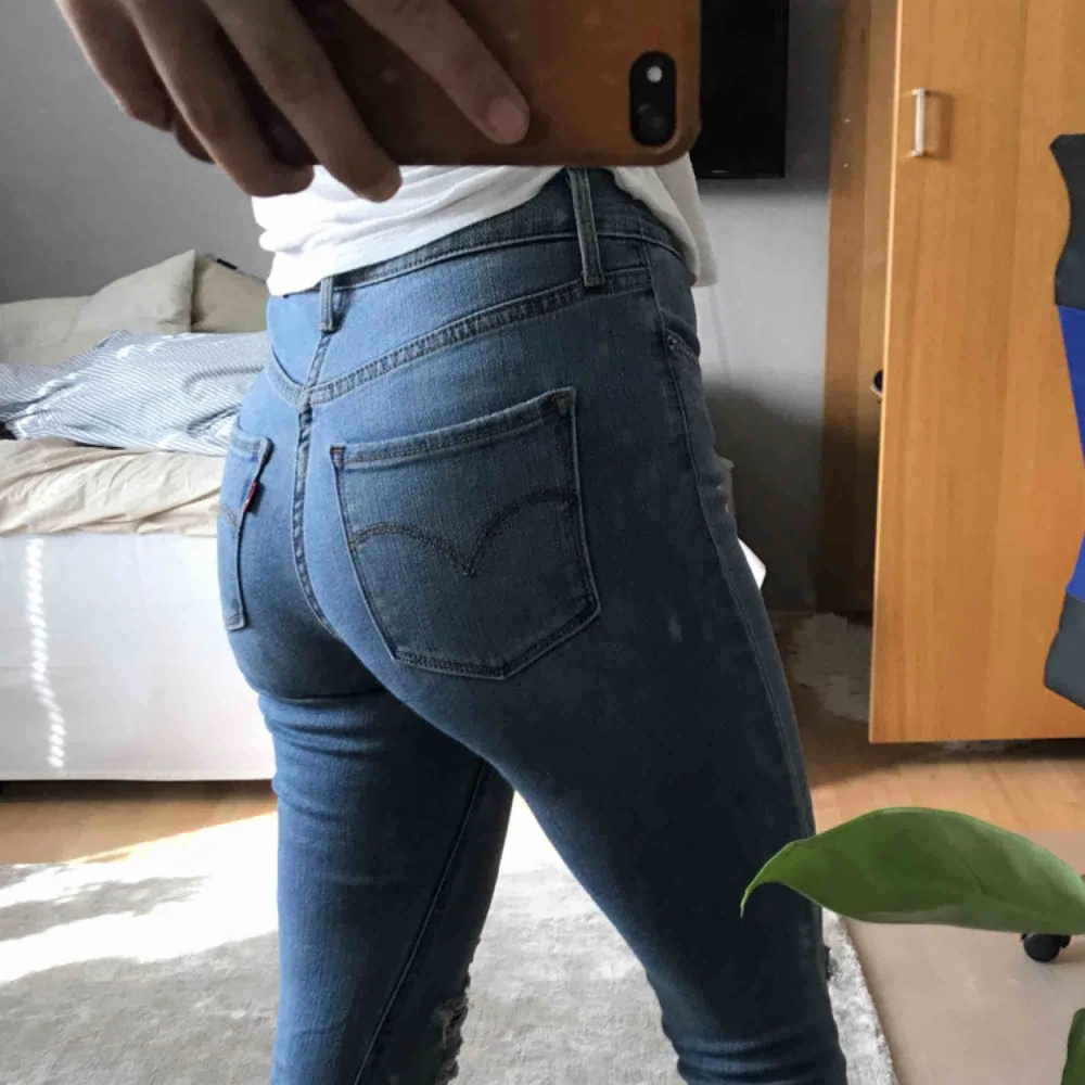 Obs! Fri frakt!🥳 säljer ett par skitfina Levi’s jeans som jag köpte i NY för ett par år sedan. De är endast använda två gånger. True to size & de är även väldigt stretchiga i modellen❤️. Jeans & Byxor.