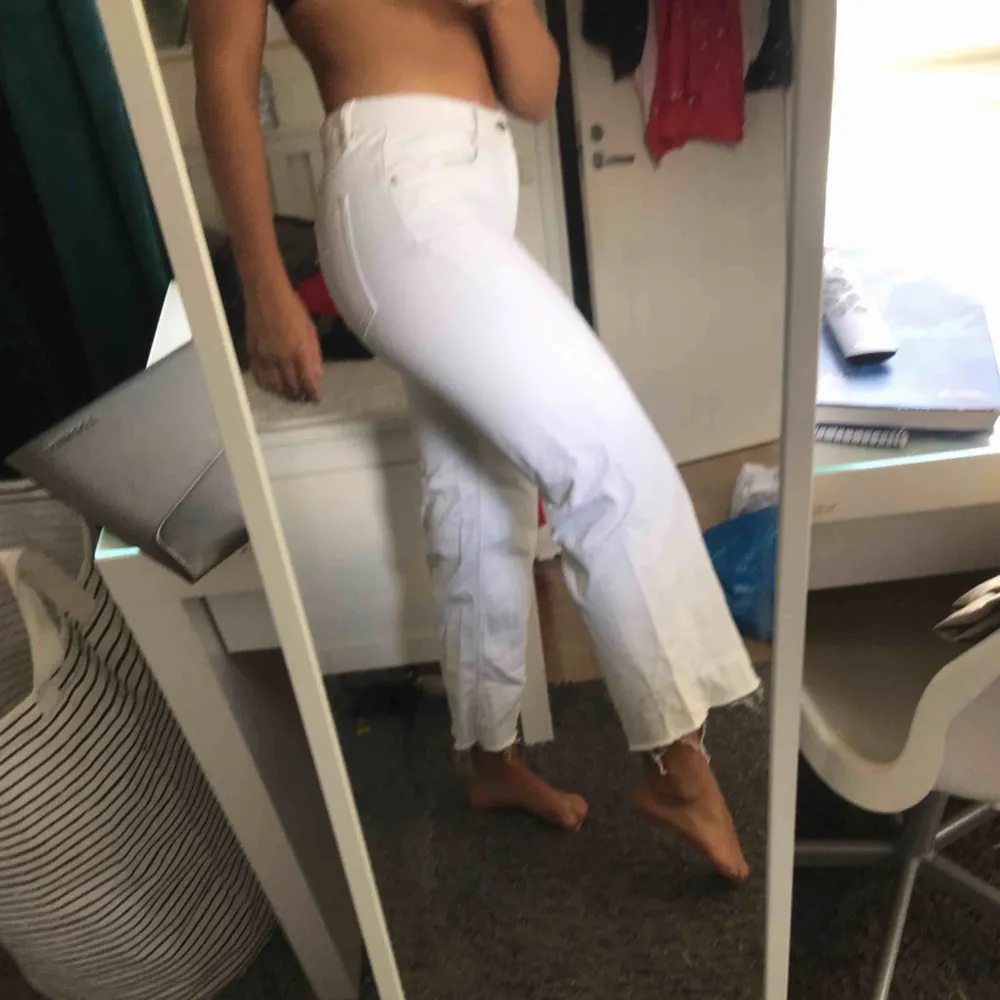 Vida vita byxor från Zara, aldrig använda !! dessa behöver ett nytt hem !!! Vi kommer överens om fraktpris om möte ej är aktuellt !! . Jeans & Byxor.
