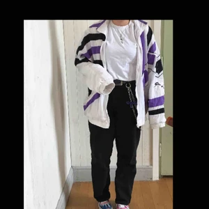  - En riktigt snygg vindjacka i vitt svart och lila!!Superball och cool, en riktigt oldschool/ Second hand /vintage jacka🤩🤩
