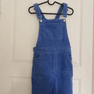  - Ett par hängselbyxor i blå manchester från Monki i nyskick. Väldigt sköna! Köparen står för frakt  Säljer även ett till par orange/bega hängselbyxor som ej är manchester  