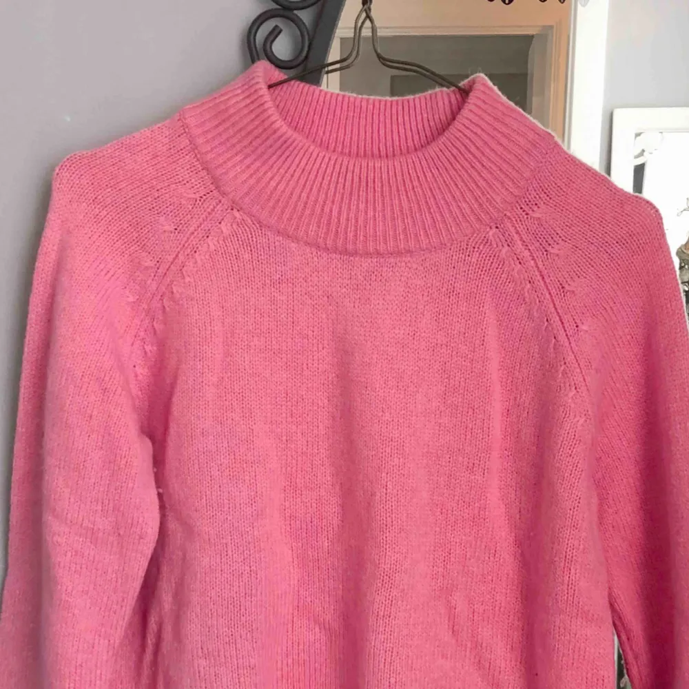 Perfekt ”On Wednesdays We Wear Pink”-tröja ;) Köpt från Weekday men endast använd 2-3 gånger, helt i nyskick! Säljer för 199 kr vid meet-up och 229 kr vid frakt! . Stickat.