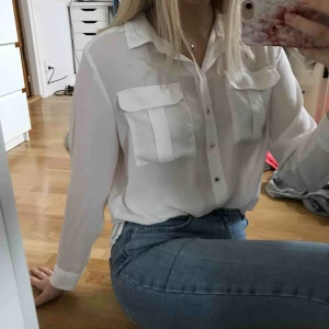  - Vit skjorta i tunnare tyg från HM. Den är lite oversized så skulle gissa att den passar upp till ca 42 beroende på hur man vill att den ska sitta. Kan mötas upp i Sundsvall annars står köpare för frakt.