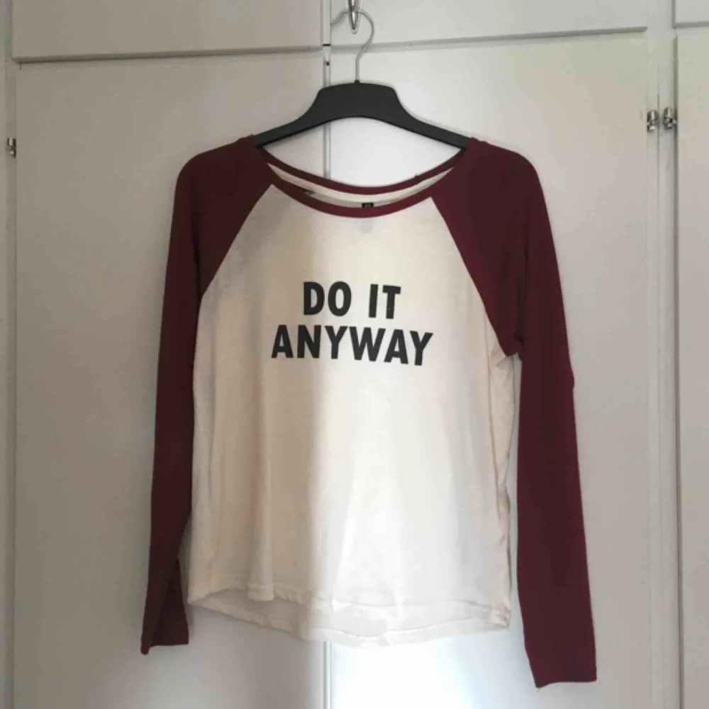 Tunn långärmad tröja med texten ”Do it anyway”. Vit tröja & vinröda ärmar.. Toppar.