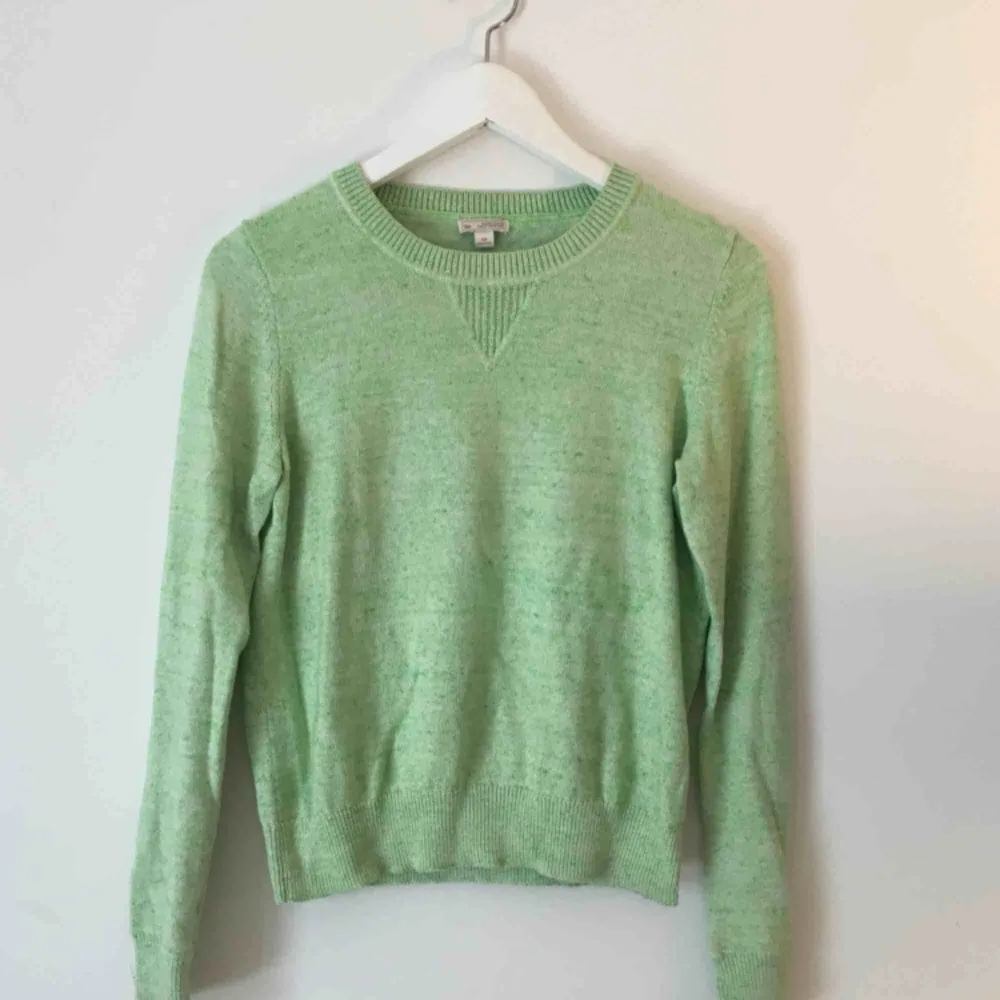 Lime-grön tröja från GAP. Knappast använd och i bra skick.. Tröjor & Koftor.