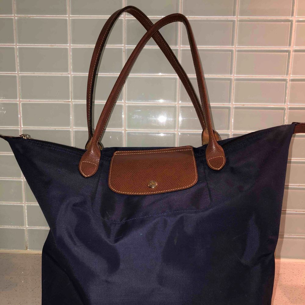 Longchamp väska, modell Le Pliage Tote bag L I fint skick och köpt i Paris Säljer för att den inte längre kommer till användning . Väskor.