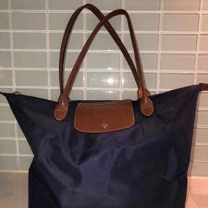 Longchamp väska, modell Le Pliage Tote bag L I fint skick och köpt i Paris Säljer för att den inte längre kommer till användning 
