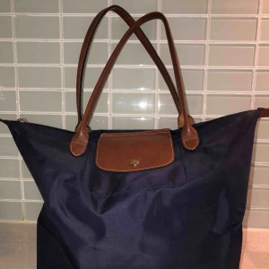  - Longchamp väska, modell Le Pliage Tote bag L I fint skick och köpt i Paris Säljer för att den inte längre kommer till användning 