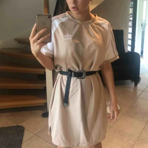  - Beige adidas t-shirtklänning. Går till knäna på mig utan skärp som är 160 lång. Originalpris 400 kr 