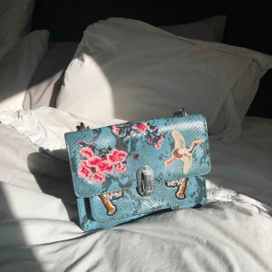  - Superfin väska med justerbart band. Kan båda bli en axelväska och crossoverbag. Inköpt på mango, nypris 500kr, i Spanien för ett år sedan. Knappt använd, som ny 