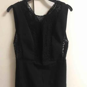  - En jättefin klänning från Zara som jag fick i present och använd få gånge Priset inkl frakten :)