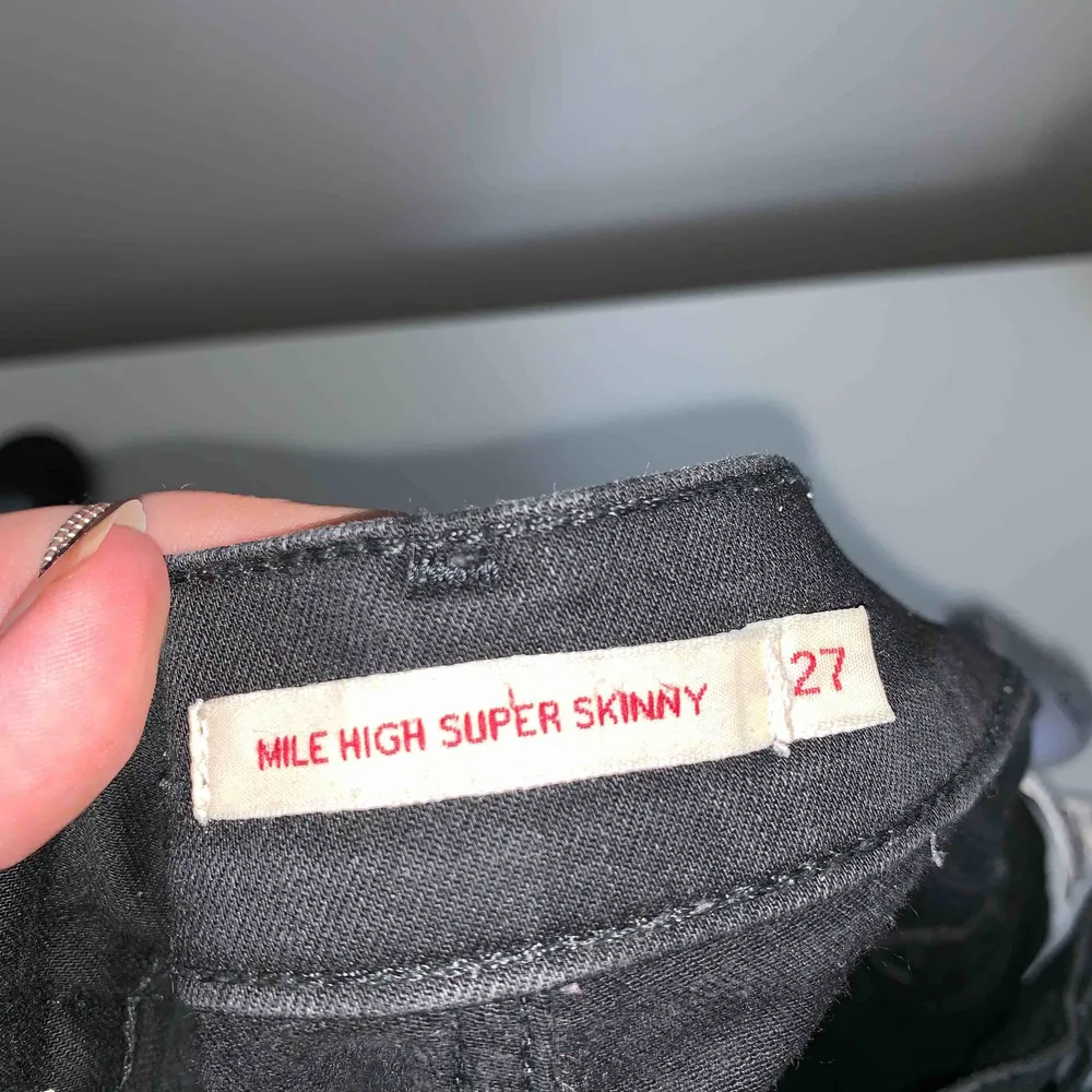 Säljer Levis Mile High Super Skinny jeans, tror att längden är 30 men inte helt säker, dom passar iaf mig och jag är 163cm lång. Säljer billigt då dom är använda och lite urtvättade, men fortfarande snygga. Köparen står för frakt! . Jeans & Byxor.