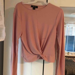  - En superfin rosa tröja med en Knut längst ner. Tröjan är i 164-170 men passar mig som har storlek XS.    Ej upphämtning   