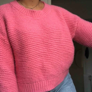  - Jätteskön stickad tröja från bikbok. Har aldrig haft användning för den.