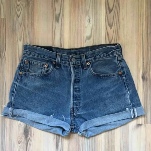  - Säljer mina Levis 501 pga för liten storlek. Använda fåtal gånger. Frakt tillkommer. 