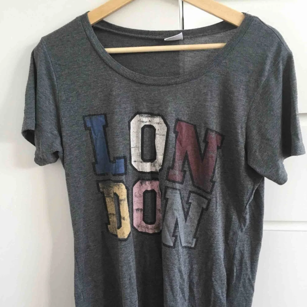 Jättefin oversize t-skirt med texten ”LONDON” på, frakt tillkommer på 18kr. T-shirts.