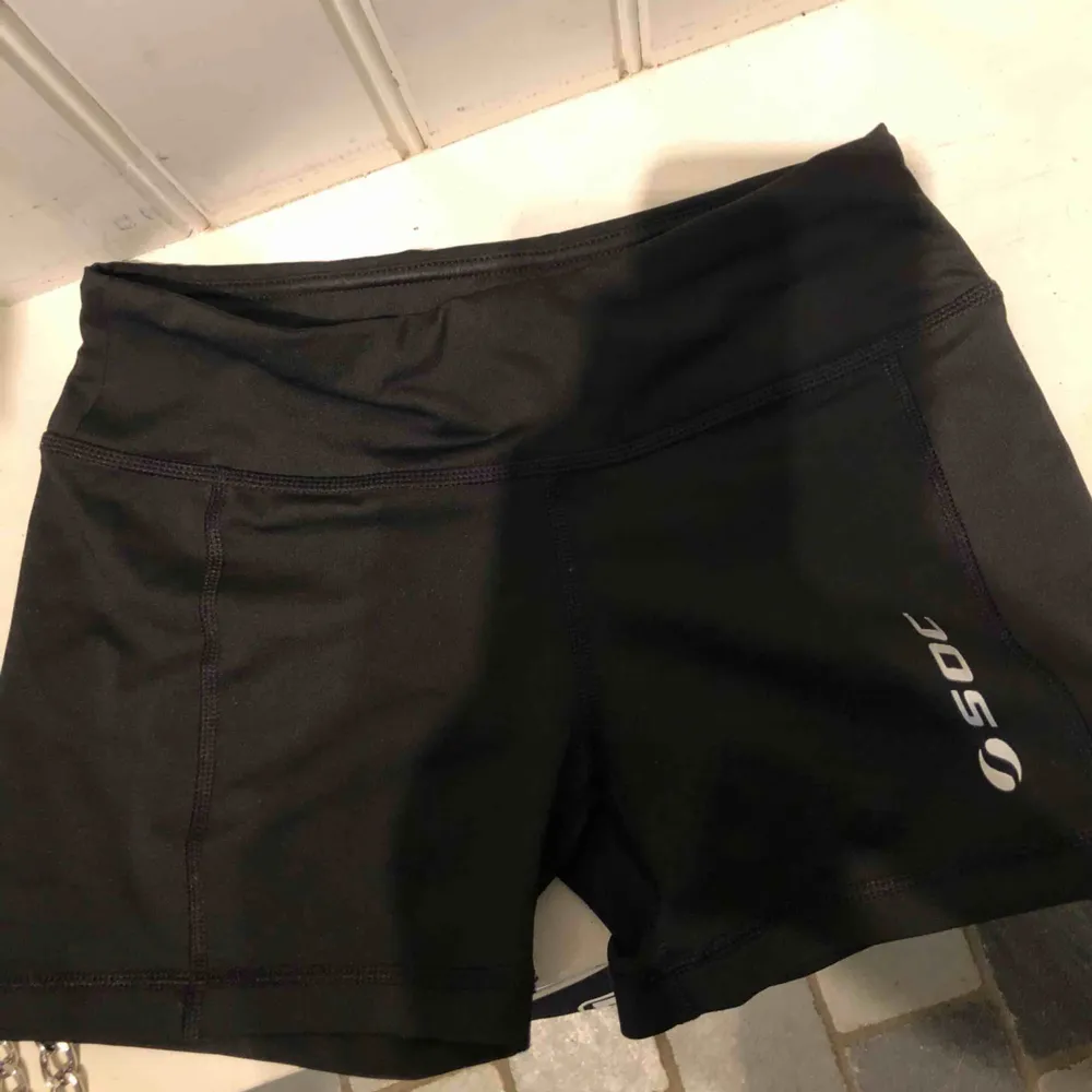 Ett par svarta träningsshorts från SOC i storlek XS🔥🔥  Köparen står för frakt . Shorts.