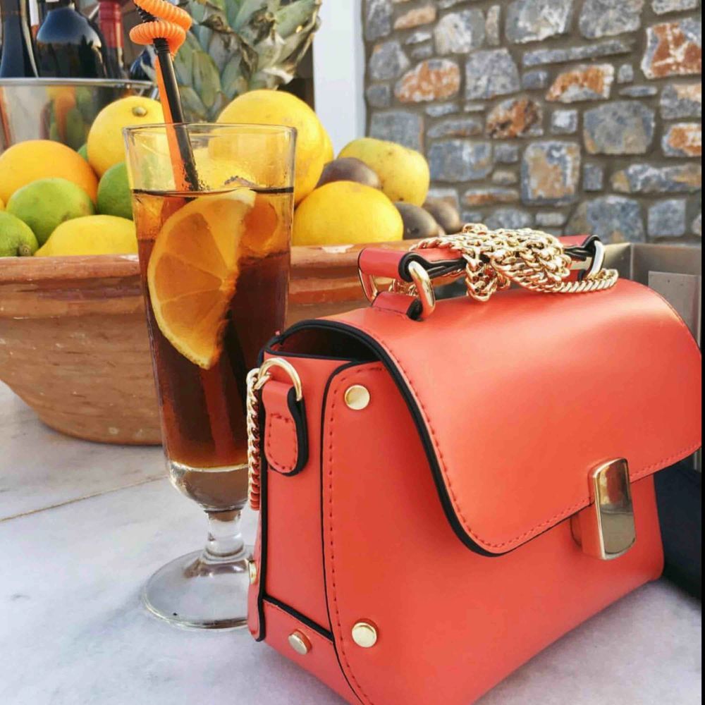 Orange/röd väska från Zara. Den är i väldigt fint skick, även väldigt rymlig . Väskor.