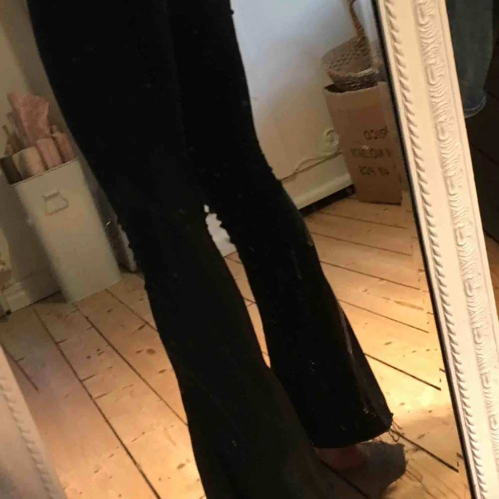 Knappt använda svarta bootcut jeans från Gina. Är 166 lång och dem är några cm för korta. . Jeans & Byxor.